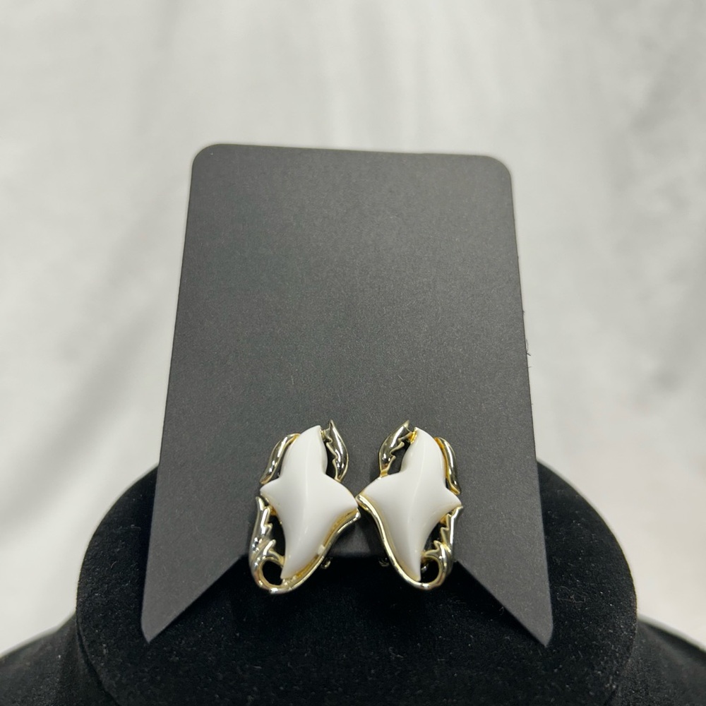 Stunning 50s 60s White Thermoset Lucite Tulip Clip On Earrings